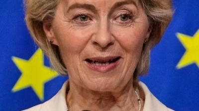 Will jetzt unter anderem mit dem ukrainischen Präsidenten Wolodymyr Selenskyj sprechen: EU-Kommissionspräsidentin Ursula von der Leyen. (Archivbild) (Foto: Themba Hadebe/AP/dpa)