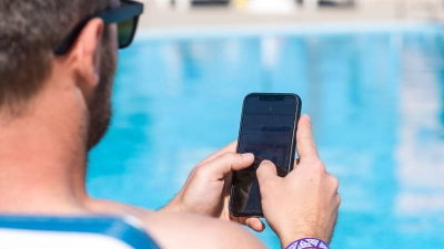 Urlaubsfalle Mobilfunk: Auch ohne Roaminggebühren kann die Handynutzung auf Reisen teuer werden – wer WLAN-Calls &amp; Co. nicht deaktiviert, zahlt schnell drauf. (Foto: Benjamin Nolte/dpa-tmn)