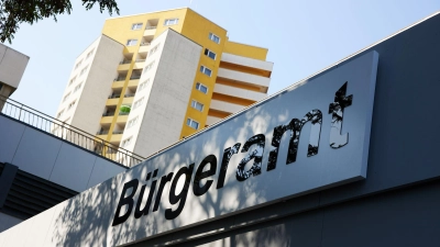 Die Gebühr für die Ausstellung eines Personalausweises soll für Menschen über 24 Jahre von 37 auf 46 Euro steigen. (Foto: Jörg Carstensen/dpa)