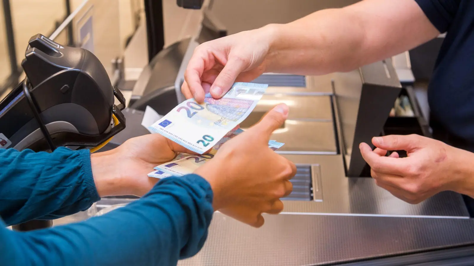 Im Supermarkt schnell noch Geld abheben - das ist mittlerweile in vielen Läden bequem möglich. Aber: Bei einigen der Handelsketten ist ein gewisser Einkaufsbetrag für die Bargeldabhebung Voraussetzung. (Foto: Benjamin Nolte/dpa-tmn)