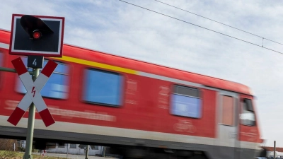 An einem Bahnübergang ist es am Freitagmorgen zwischen Rothenburg und Steinach zu einem Verkehrsunfall gekommen. Ein Schienenersatzverkehr ist eingerichtet. (Symbolbild: Carsten Rehder/dpa)