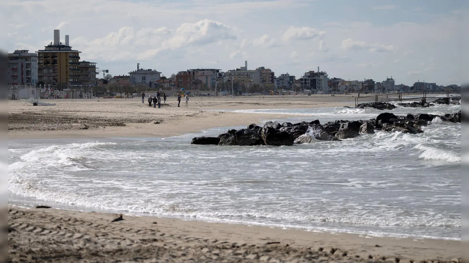 An einem Strand der italienischen Adria wurde eine Urne mit sterblichen Überresten entdeckt. (Symbolbild) (Foto: Marijan Murat/dpa)