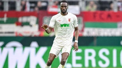 Augsburgs Chrislain Matsima ist Papa geworden. (Archivbild) (Foto: Harry Langer/dpa)