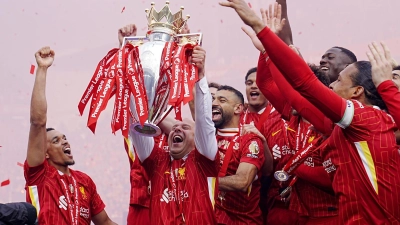 Liverpool feiert den Titel. (Foto: Peter Byrne/PA Wire/dpa)