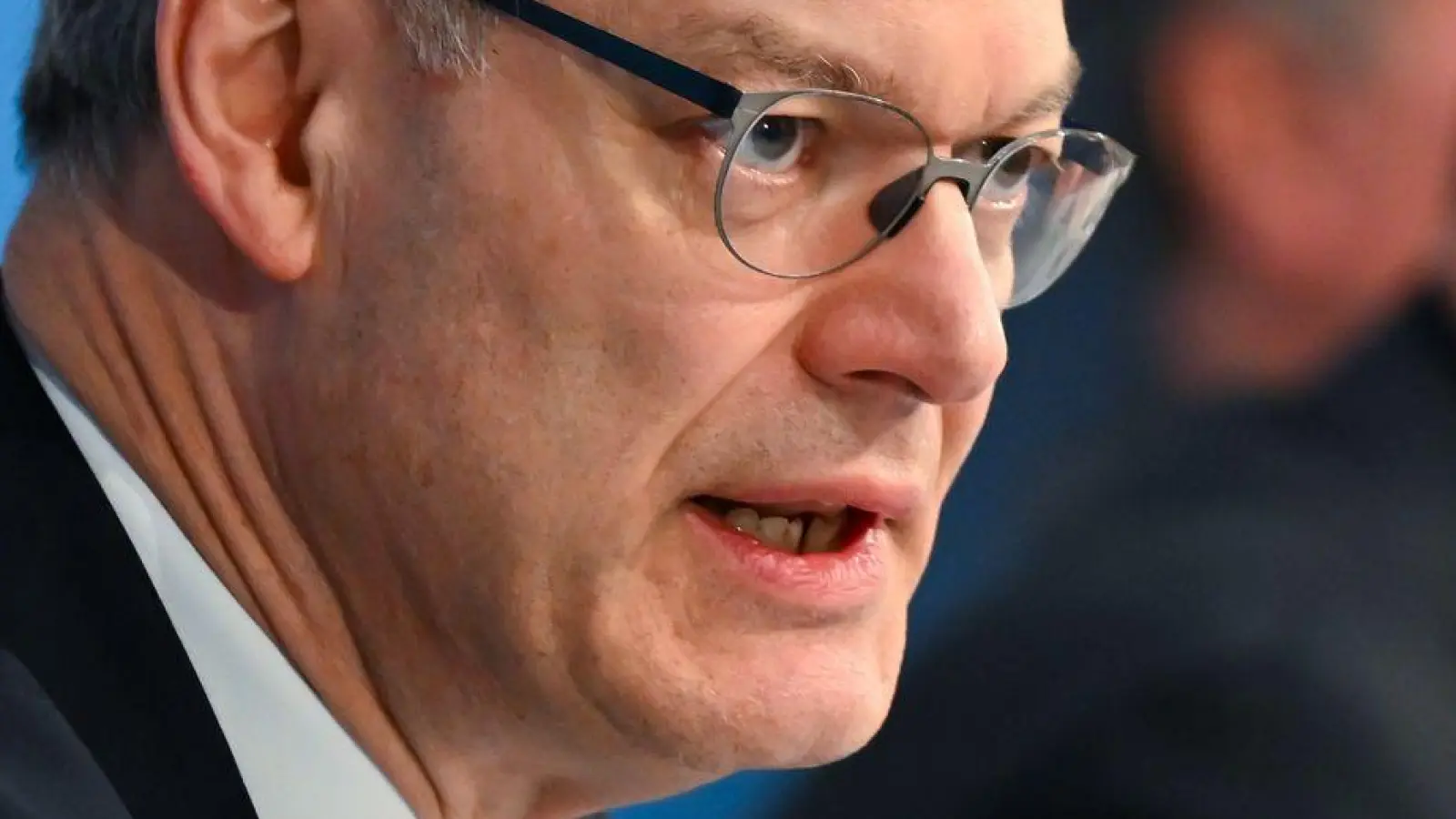 Bundesverkehrsminister Patrick Schnieder brachte auch viel Geld nach Bayern mit. (Foto: Sven Hoppe/dpa)