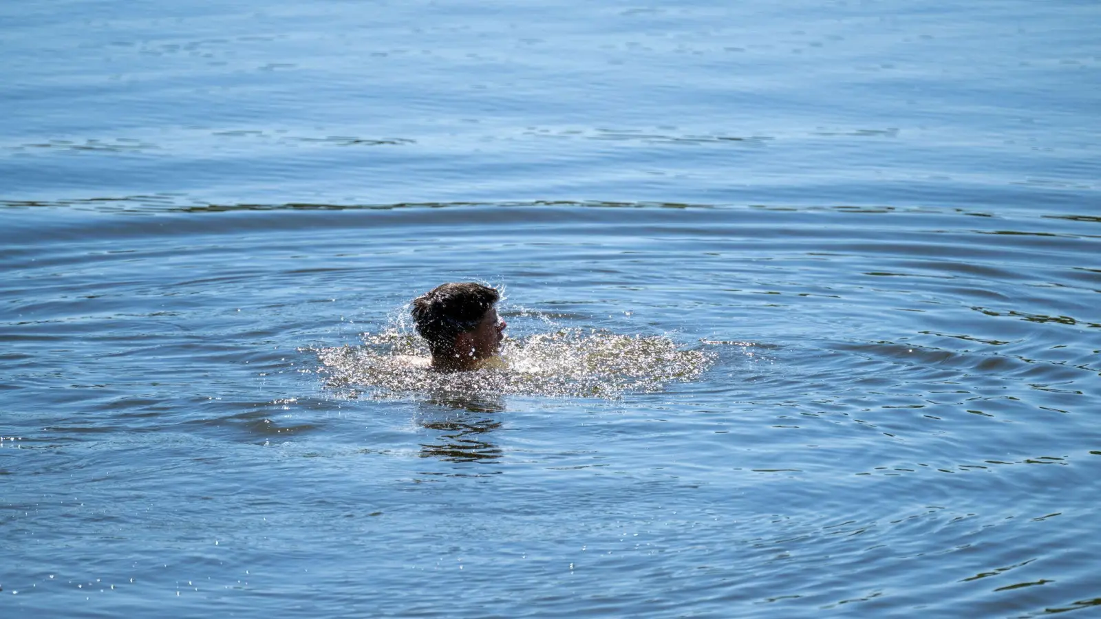 Wer Abkühlung am Wasser sucht, sollte möglichst nur an bewachten Badestellen schwimmen, seine Kräfte nicht überschätzen, auf Alkohol verzichten und Kinder immer im Auge behalten. (Archivbild) (Foto: Pia Bayer/dpa)