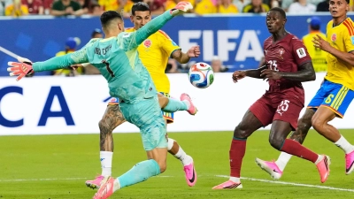 Der beste Mann des Spiels: Portugals Torwart Diogo Costa entschärft eine kolumbianische Chance. (Foto: Rebecca Blackwell/AP/dpa)