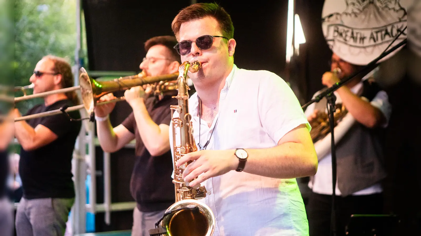 Breath Attack sorgen im Kulturgärtla für den passenden musikalischen Volldampf-Einstieg ins Stadtfest. (Foto: Evi Lemberger)