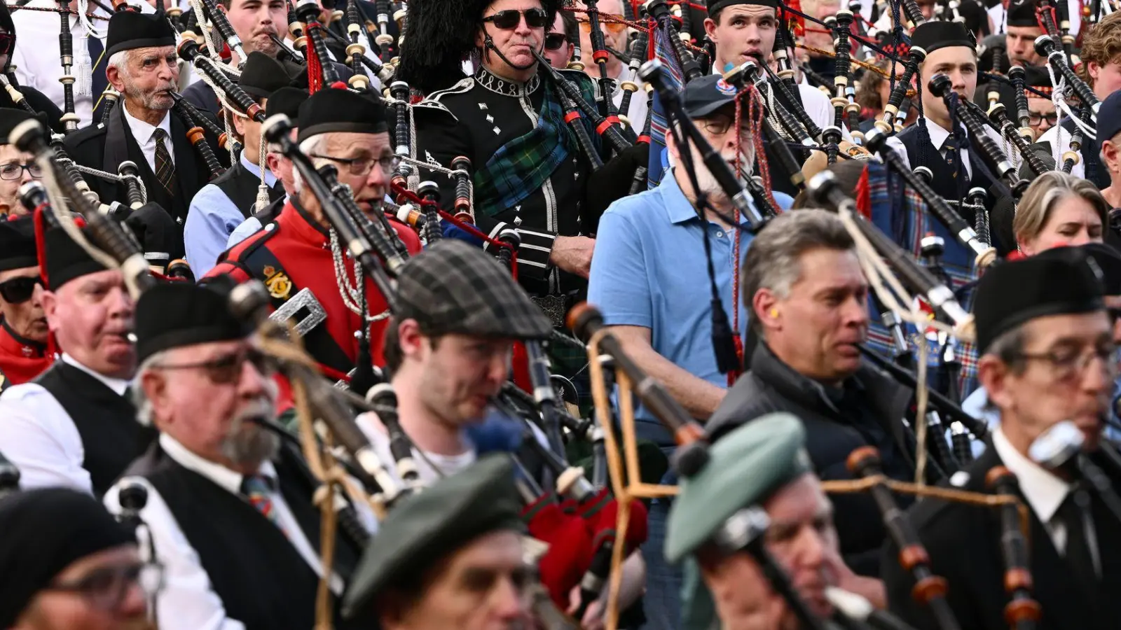 Eine von AC/DC&#39;s berühmtesten Rockhymnen erfüllte die Innenstadt. (Foto: Joel Carrett/AAP/dpa)