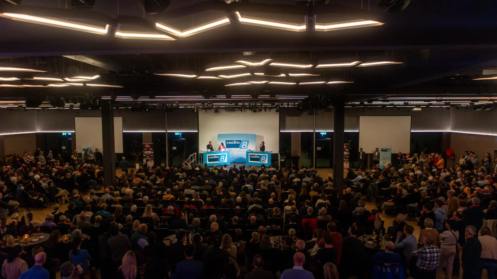 Volle Event-Fläche beim Radio-8-Wahlduell mit rund 600 Menschen im Visioplex. Für Veranstaltungen mit mehr als 200 Gästen erteilt die Stadt Einzelfallgenehmigungen. (Foto: Evi Lemberger)