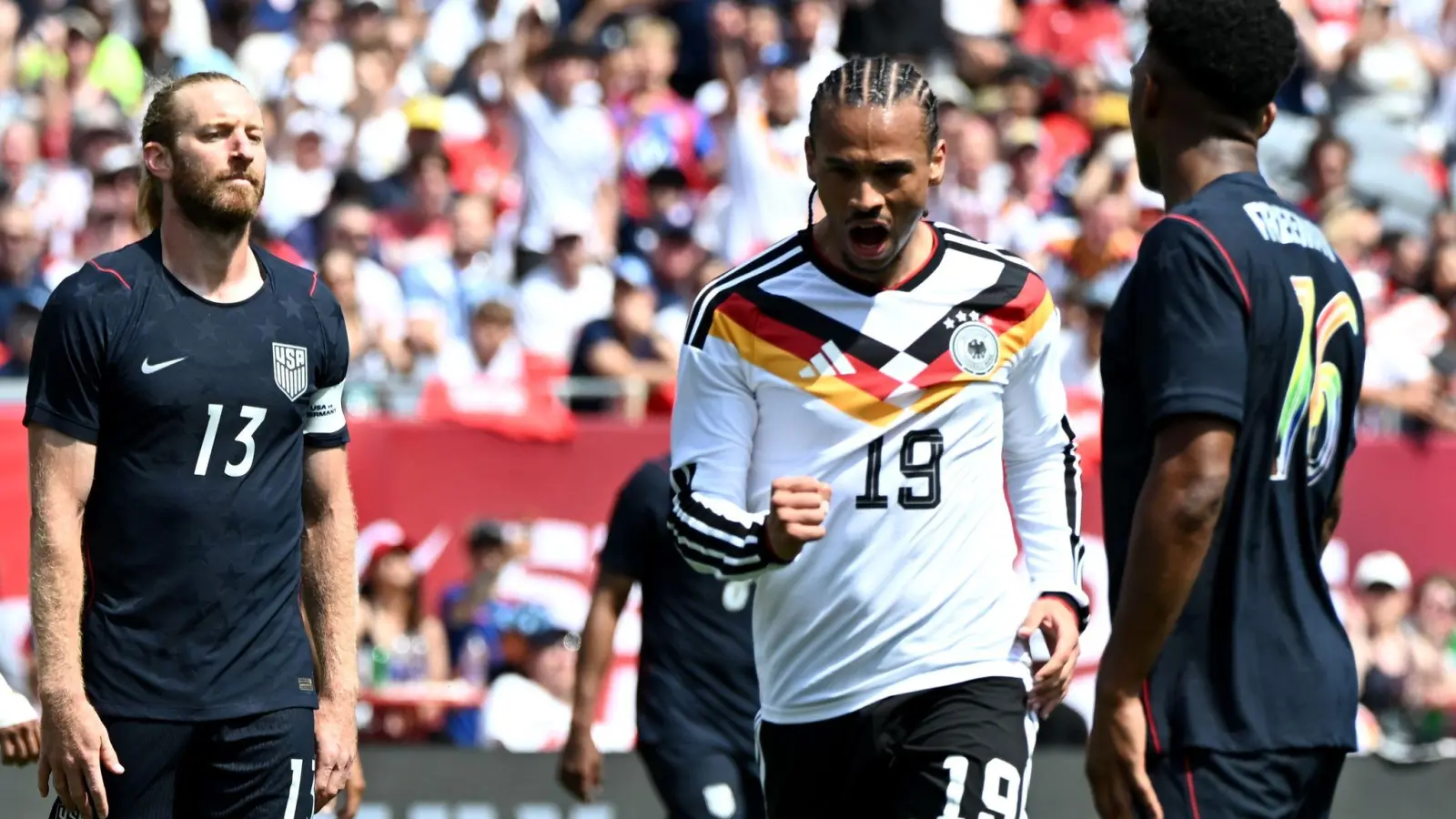 Leroy Sané bejubelt sein Tor bei der WM-Generalprobe gegen die USA.  (Foto: Federico Gambarini/dpa)