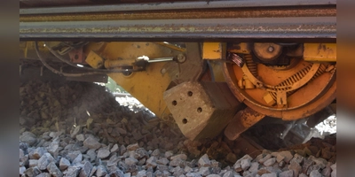 Rund 500 Meter Schiene muss die Deutsche Bahn Ende September in Ansbach erneuern. Die Arbeiten finden in der Nacht statt. (Symbolbild: Andreas Reum)