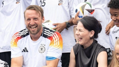 Annalena Baerbock trifft den deutschen Coach Timo Jankowski, der den Fußball-Nachwuchs Fidschis trainiert. (Foto: Sina Schuldt/dpa)