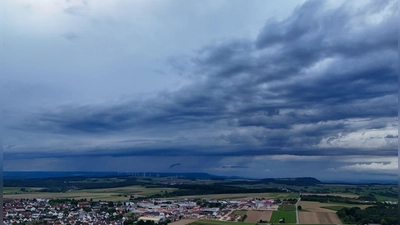 Dunkle Gewitterwolken ziehen hinter Böhmenkirch auf der Schwäbischen Alb auf. Der Deutsche Wetterdienst warnt vor extremen Unwetter und Hagel in Süddeutschland. (Foto: Marius Bulling/onw-images/dpa)