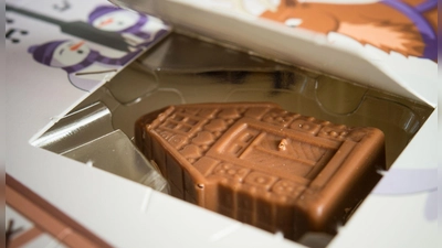 In vielen Adventskalendern steckt Schokolade - und die ist deutlich teurer geworden. (Symbolbild) (Foto: Patrick Pleul/dpa/dpa-tmn)