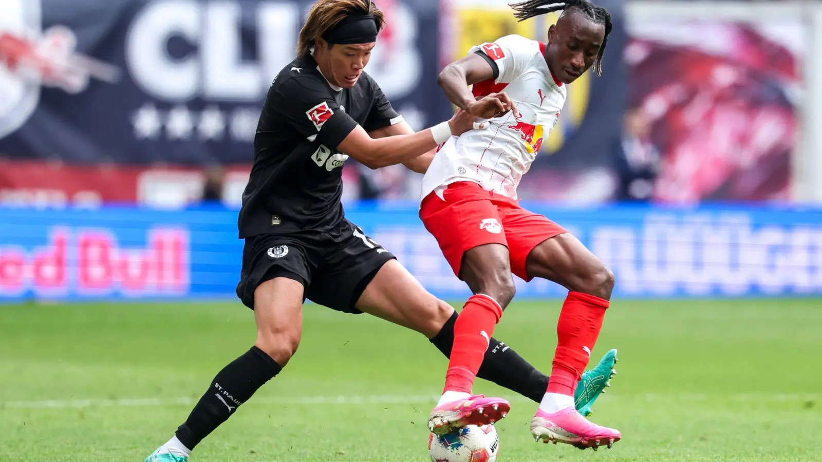 Yan Diomande (r.) soll einen neuen Vertrag mit mehr Gehalt erhalten. (Foto: Jan Woitas/dpa)