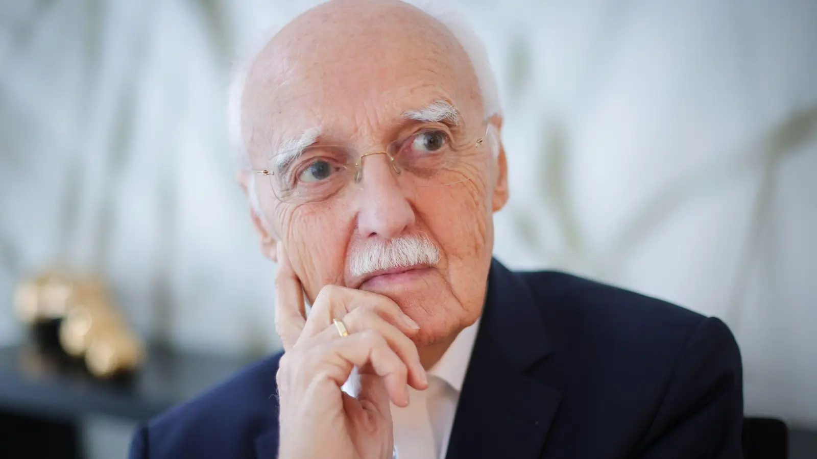 Überraschend viele Deutsche blicken mit Optimismus auf das neue Jahr, findet der Hamburger Zukunftsforscher Horst Opaschowski. (Archivbild) (Foto: Christian Charisius/dpa)