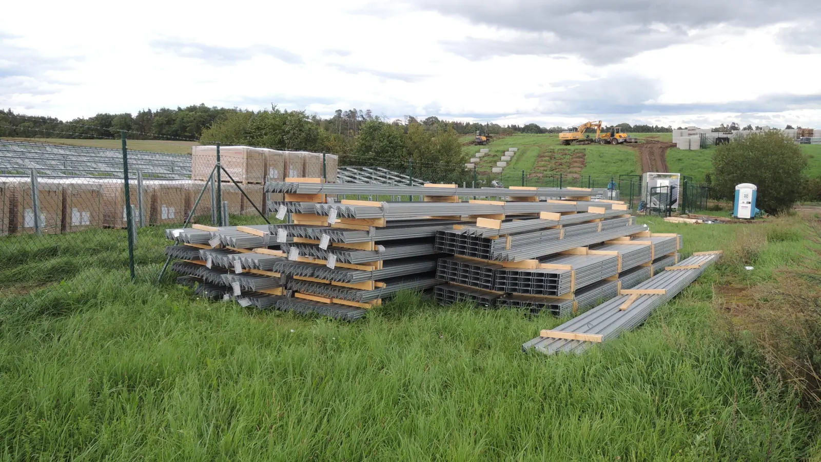 Neben dem Wertstoffhof sowie auf der ehemaligen Deponie (im Hintergrund) baut die nahKRAFT GmbH der Stadtwerke derzeit ihren zweiten Solarpark. Ihre erste PV-Freiflächenanlage beim Rehau-Werk ist bereits am Netz. An der Planung für das dritte Modulfeld an der Ameisenbrücke wird jetzt die Öffentlichkeit beteiligt. (Foto: Peter Zumach)