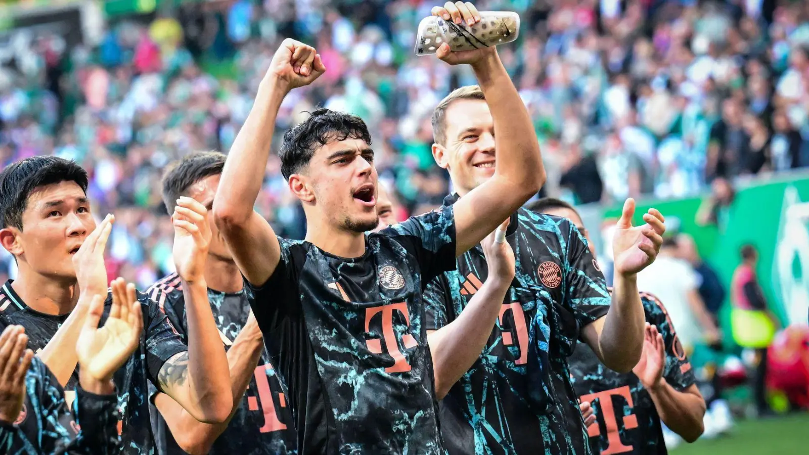 Die Bayern jubeln in Bremen. (Foto: Sina Schuldt/dpa)