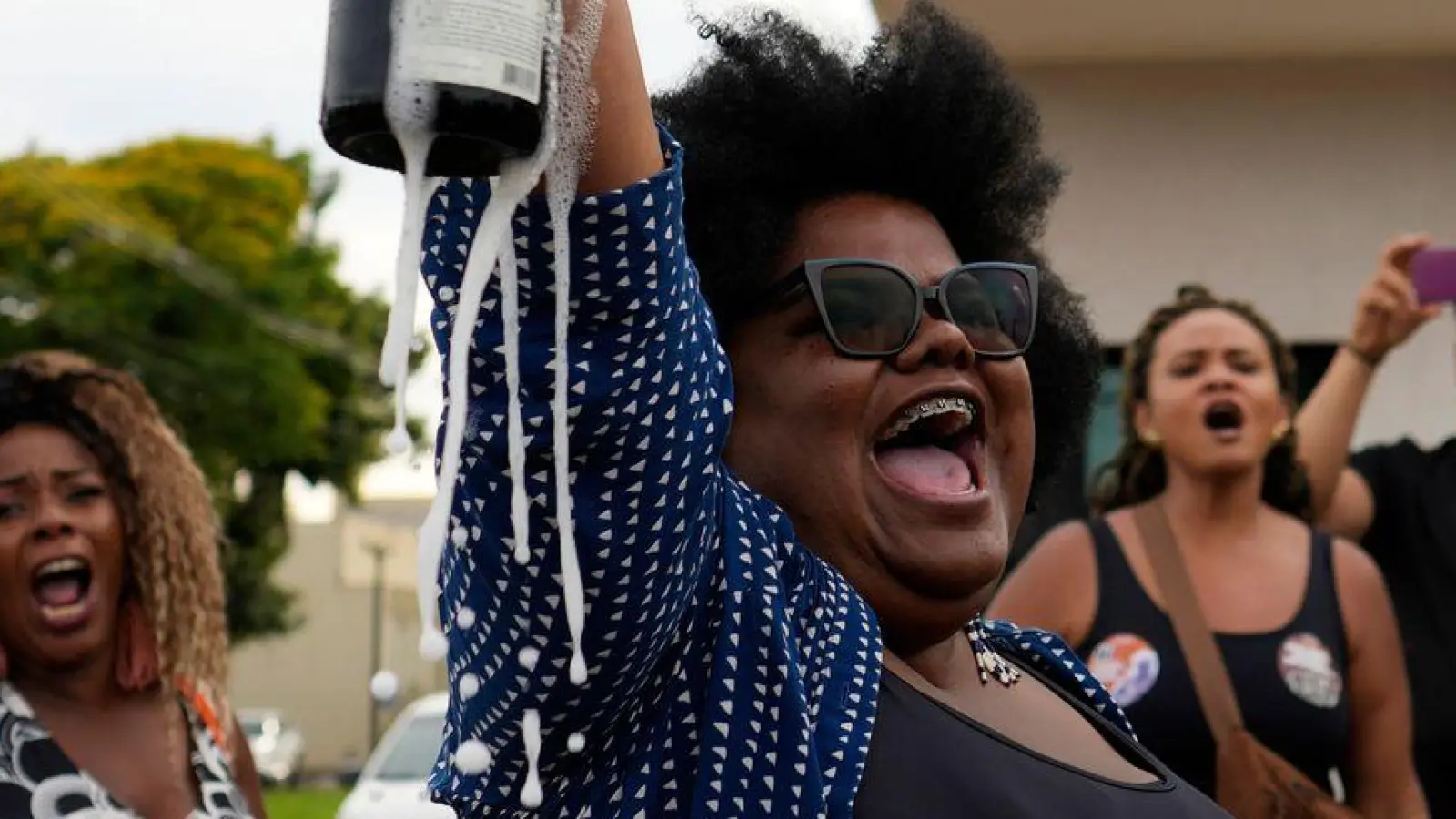 Gegner von Bolsonaro feiern seine Verurteilung. (Foto: Eraldo Peres/AP/dpa)