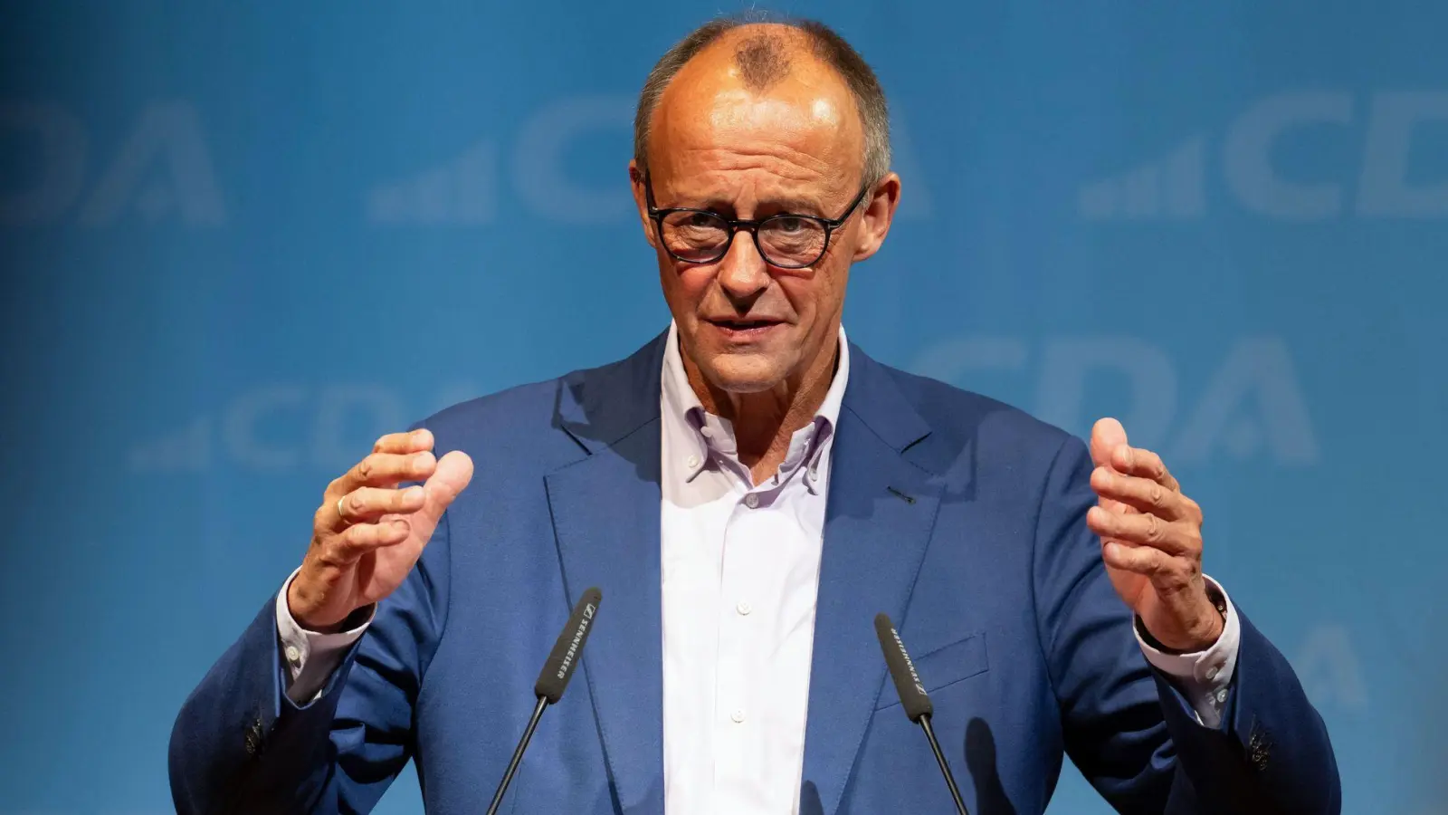 CDU-Chef Friedrich Merz und sein CSU-Kollege Söder wollen im Spätsommer die Entscheidung über die K-Frage der Union treffen. Der ist bald zu Ende. Merz betont im ZDF, die Gremien würden einbezogen.  (Foto: Jacob Schröter/dpa)