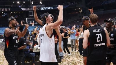 Die Basketballer feiern Gold bei der EM. (Foto: Matthias Stickel/dpa)