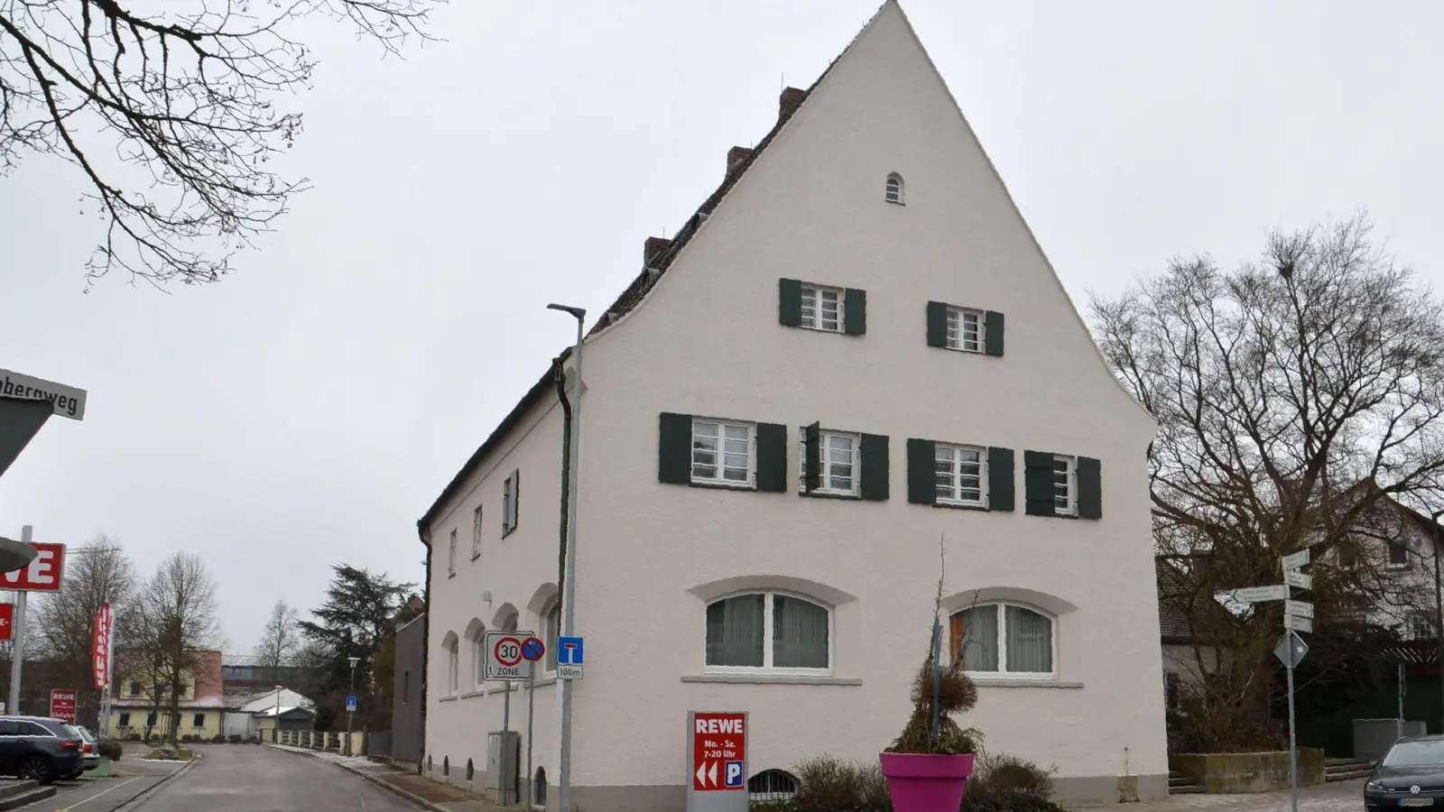 Die Planungen für eine medizinische Versorgung im Gebäude der ehemaligen Post in Wassertrüdingen laufen bereits seit längerer Zeit. Im Wassertrüdinger Rat ging es jetzt um die Frage, inwieweit die Kommune an Fördermittel für das privatwirtschaftliche Projekt kommen kann. (Foto: Peter Tippl)