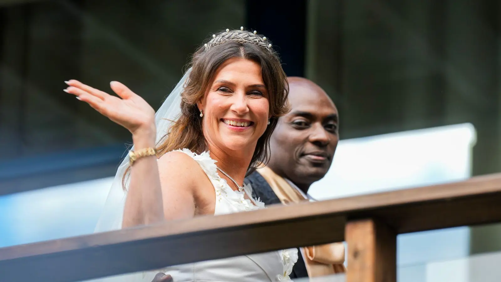 Ein glückliches Brautpaar: Prinzessin Märtha Louise und der Schamane Durek Verrett. (Foto: Heiko Junge/NTB/dpa)