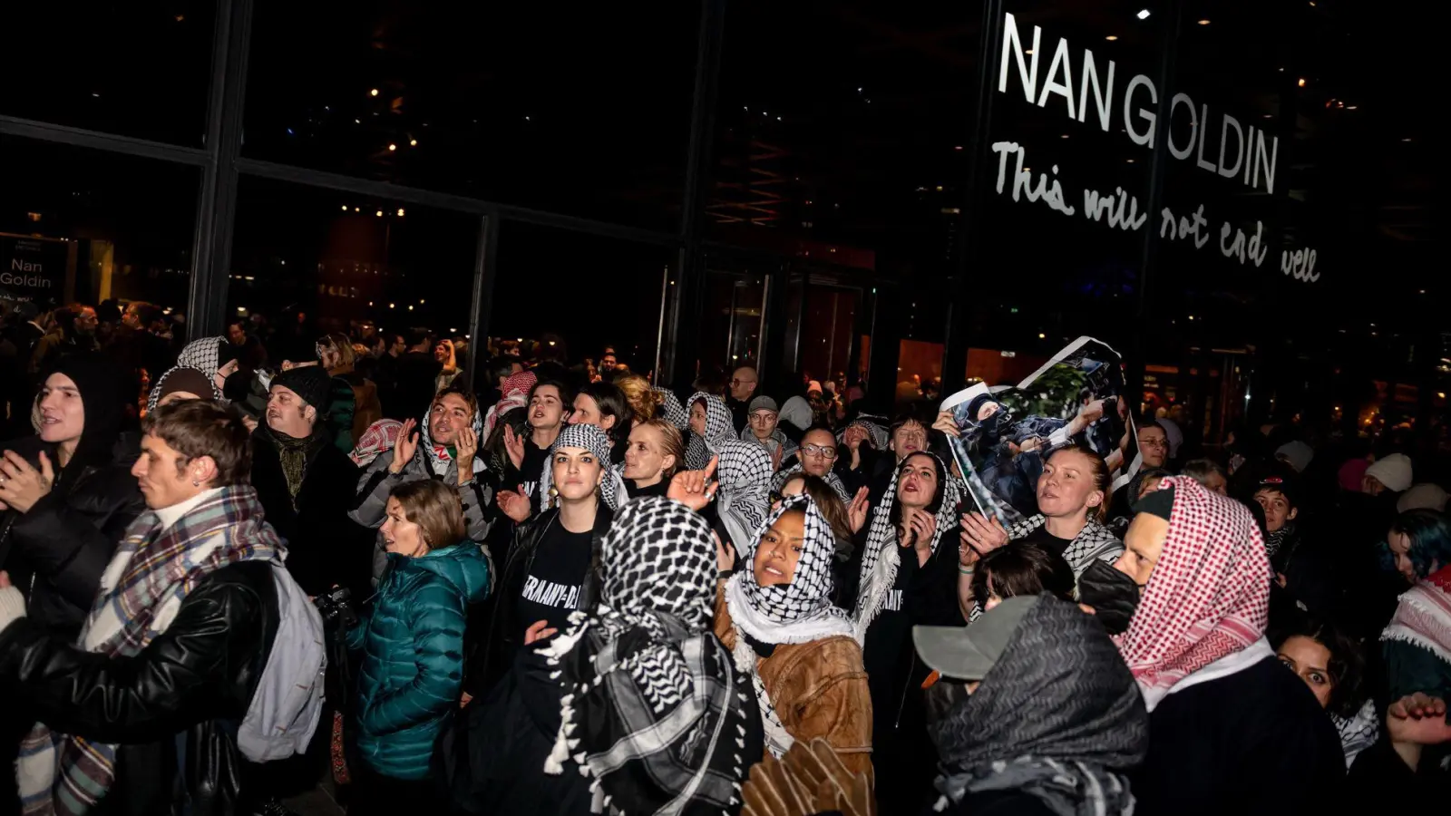 Bei der Eröffnung der Nan-Goldin-Retrospektive in Berlin gab es propalästinensische Proteste. (Foto: Fabian Sommer/dpa)