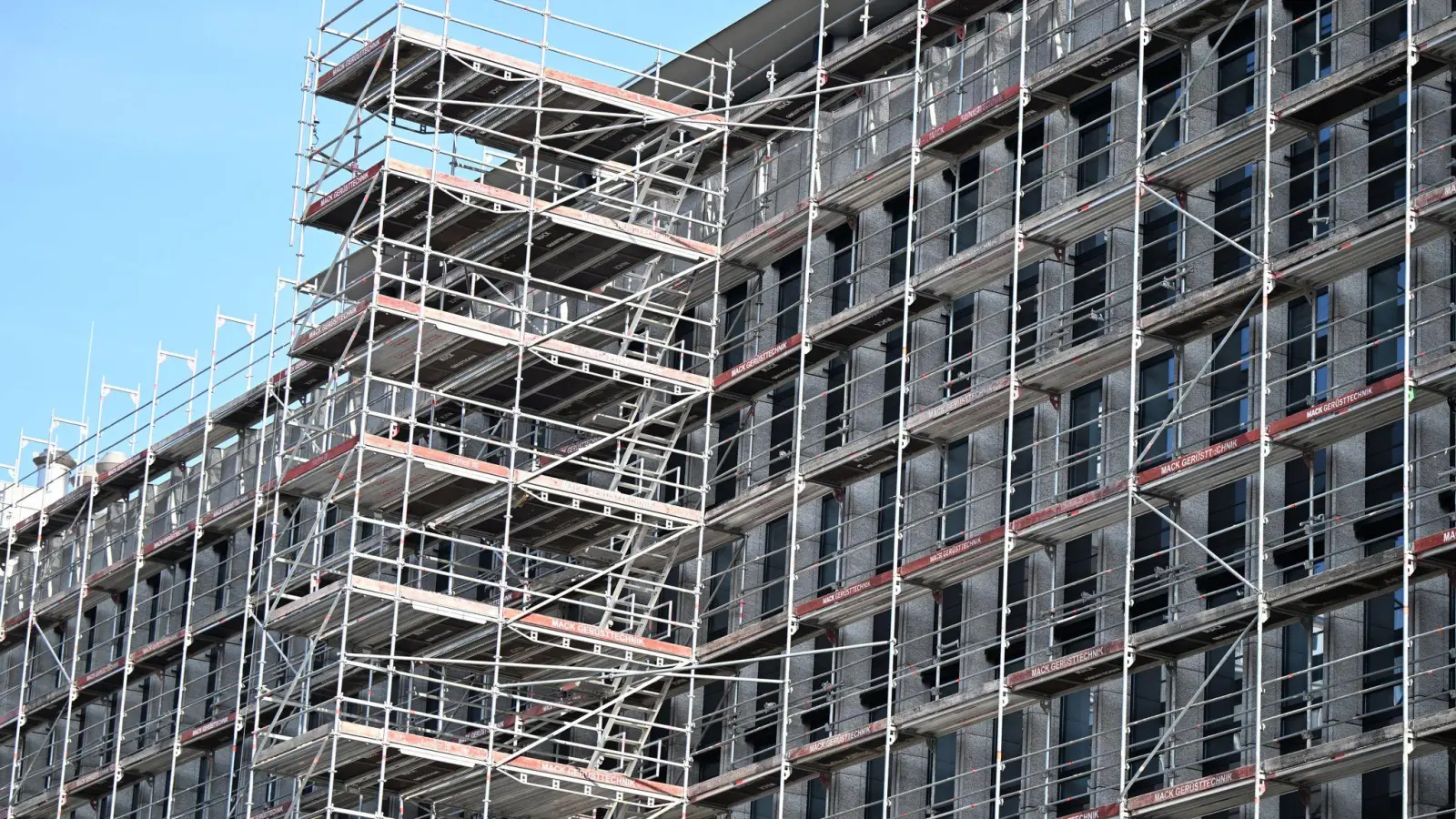 Der Auftragsmangel im Wohnungsbau weitet sich aus. (Foto: Bernd Weißbrod/dpa)