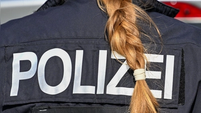 Die eigene Polizeiuniform auf einer privaten Party tragen? Das kann einen den Polizei-Job kosten. (Foto: Soeren Stache/dpa)