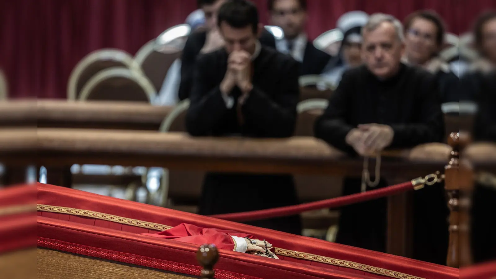 Der offene Sarg des toten Papstes. (Foto: Oliver Weiken/dpa)