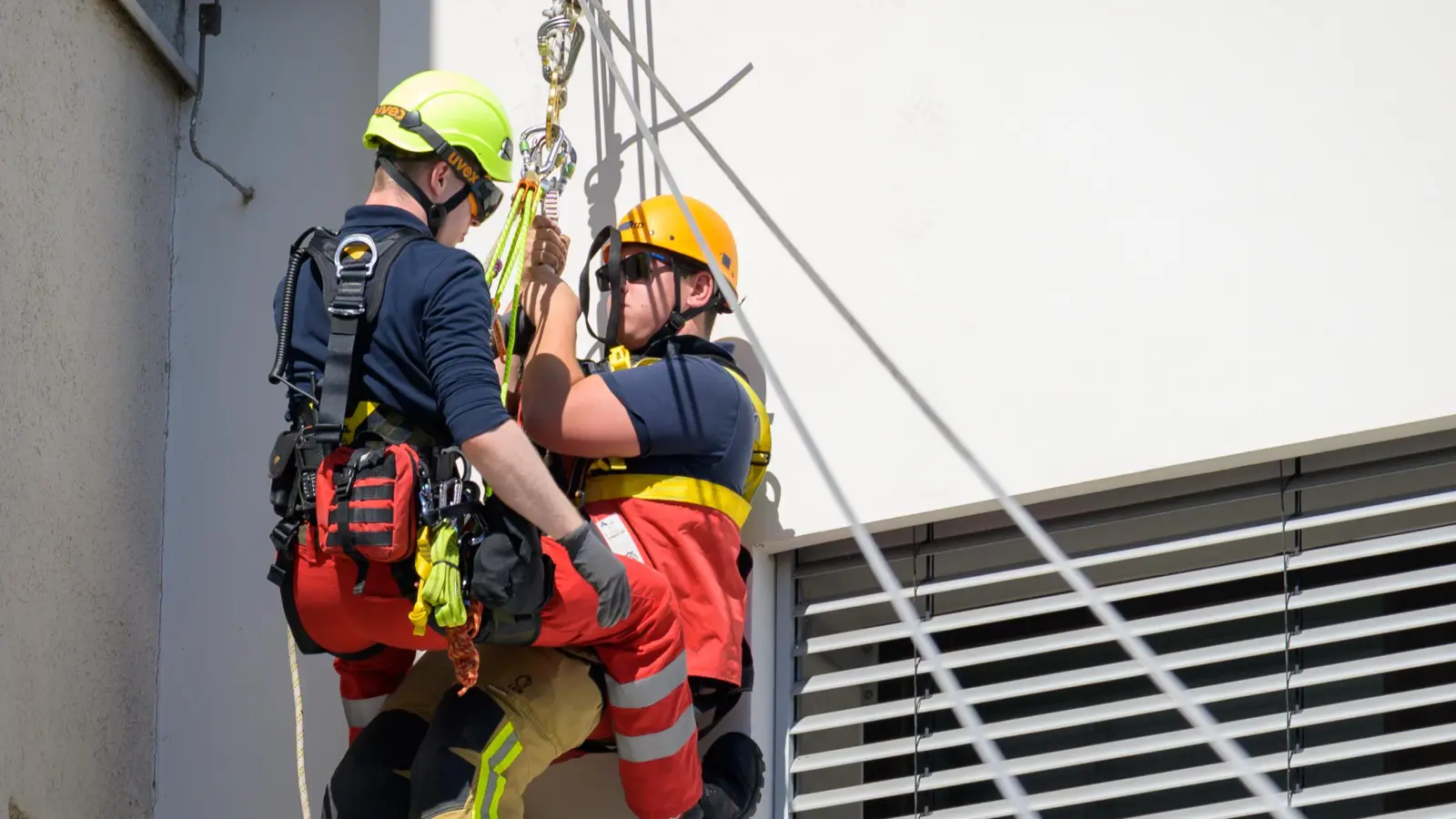 Vorsichtig wird die Person abgelassen. (Foto: René Chlopotowski)