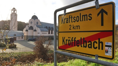 Das Baby war den Angaben zufolge vor einem Kloster in Waldsolms gefunden worden.  (Foto: Christian Lademann/dpa)