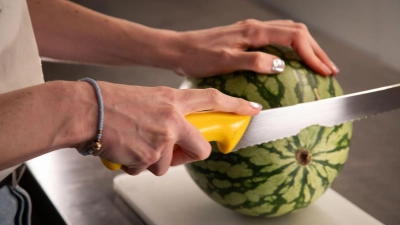 Mit der richtigen Schnitttechnik soll sich eine Wassermelone ganz einfach von Kernen und Samenschalen befreien lassen. (Foto: Christin Klose/dpa-tmn)