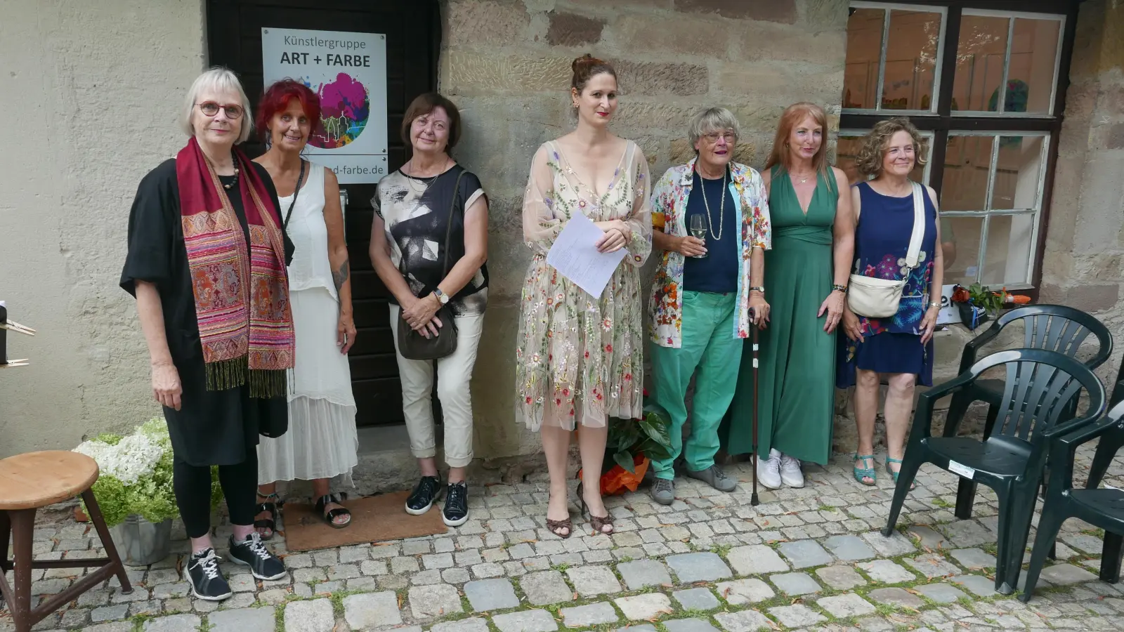 Sie zeigen in der Jahresausstellung ihre Arbeiten (von links): Sabine Nollek, Tina Bönsch, Doris Friedrich, Julia Küßwetter, Ingrid Hennig, Mo Schweizer und Martina Simon. (Foto: Roman Kocholl)