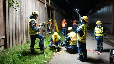 Der Nachwuchs machte alles richtig: Hier kümmerte sich die THW-Jugend um die Ausleuchtung des Areals. (Foto: THW/Kerstin Hübel)