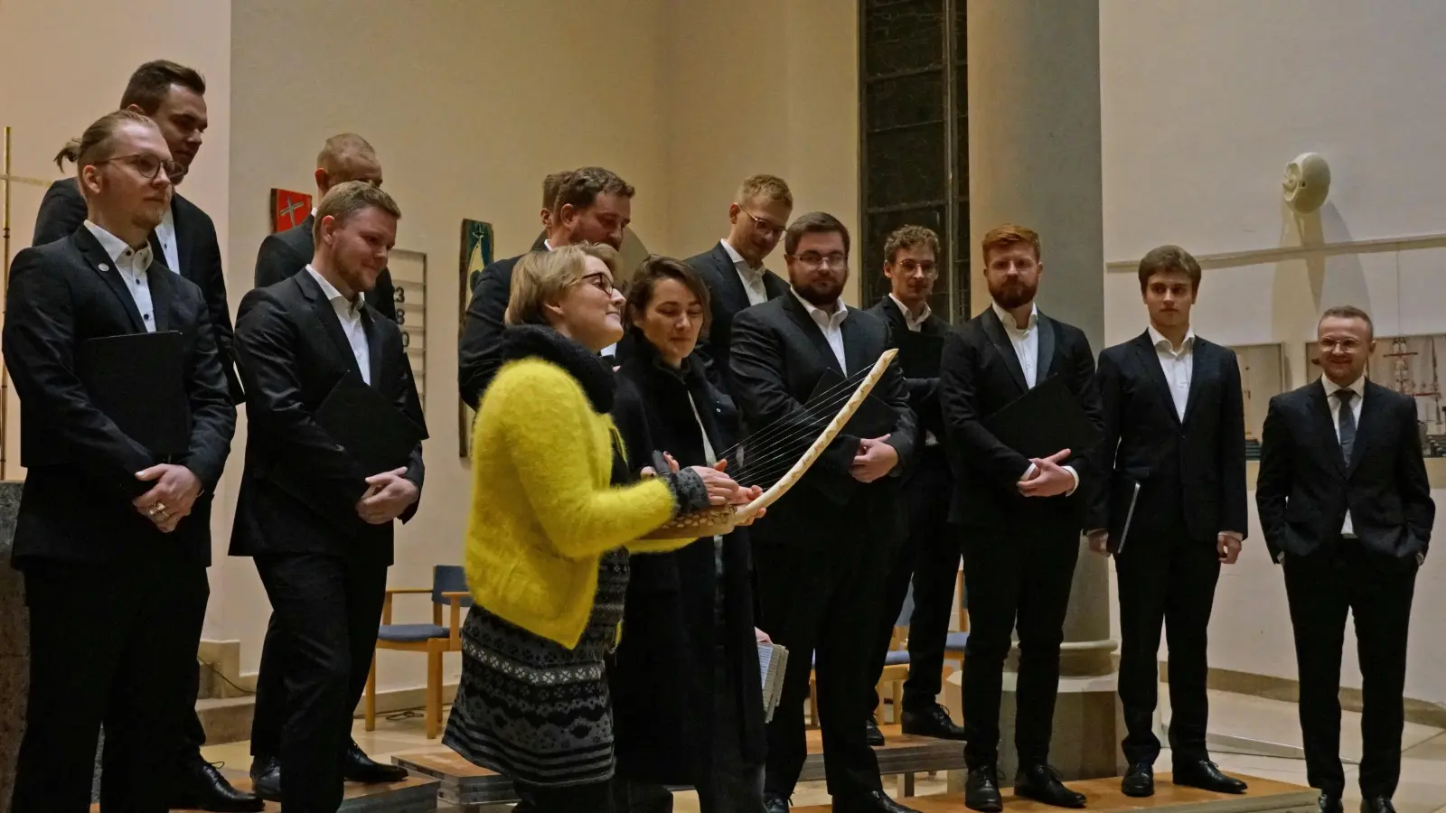 Beim Benefizkonzert mit Sonat Vox zugunsten des Vereins Architects of Music übergaben Victoria Romann (links) und Regina Rothe dem Chor als Dank eine traditionelle Bogenharfe aus Uganda. (Foto: Elke Walter)