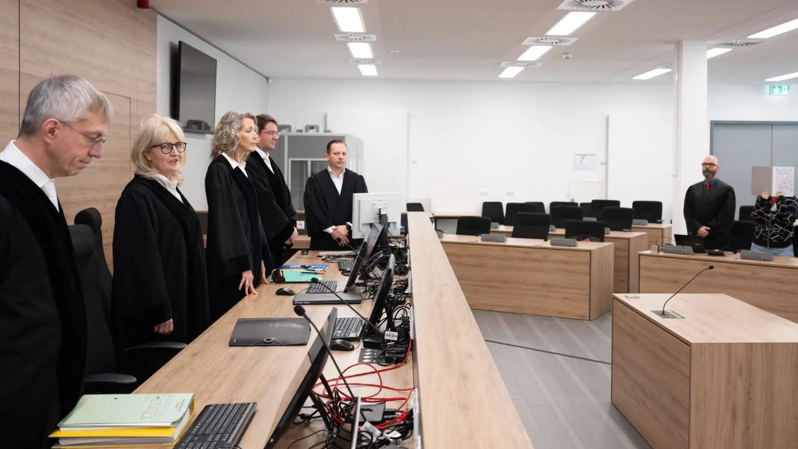 Im Prozess am OLG Dresden sitzt eine mutmaßliche Vertraute und Unterstützerin des rechten Terrortrios NSU auf der Anklagebank. (Foto: Sebastian Kahnert/dpa POOL/dpa)