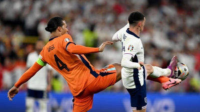 Der Niederländer Virgil Van Dijk (l) und Englands Phil Foden kämpfen um den Ball. (Foto: Bernd Thissen/dpa)