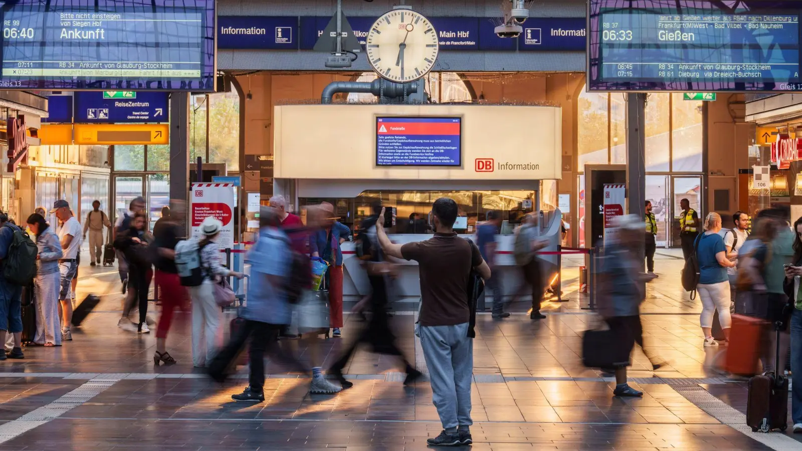Eine Durchsage schreckte am Freitag die Passanten etwa am Frankfurter Hauptbahnhof auf. (Archivbild) (Foto: Andreas Arnold/dpa)