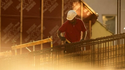 Auf Baustellen gibt es kein Hitzefrei. Arbeitgeber müssen ihre Beschäftigten bei hohen Temperaturen aber schützen, etwa durch Verlagerung der Arbeitszeiten in kühlere Stunden. (Foto: Sina Schuldt/dpa/dpa-tmn)