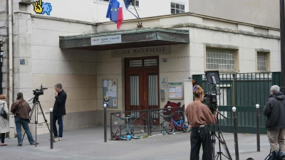 Wegen Fällen möglicher sexueller und körperlicher Gewalt an Kindergärten und Grundschulen laufen in Paris etwa 235 Ermittlungsverfahren (Archivbild). (Foto: Dimitar Dilkoff/AFP/dpa)