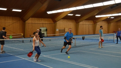 In Dietenhofen kann neuerdings Pickleball gespielt werden. Manuela Bluhm und Christian Treffer probierten die Mischung aus Tennis, Badminton und Tischtennis beim „Pickleball Sonntag“ in der Moosmühle aus.  (Foto: Yvonne Neckermann)