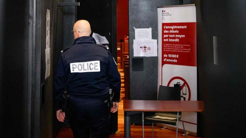 Der sogenannte Maskenmann hat vor Gericht in Frankreich bestritten, den kleinen Jonathan getötet zu haben. (Archivbild) (Foto: Loic Venance/AFP/dpa)