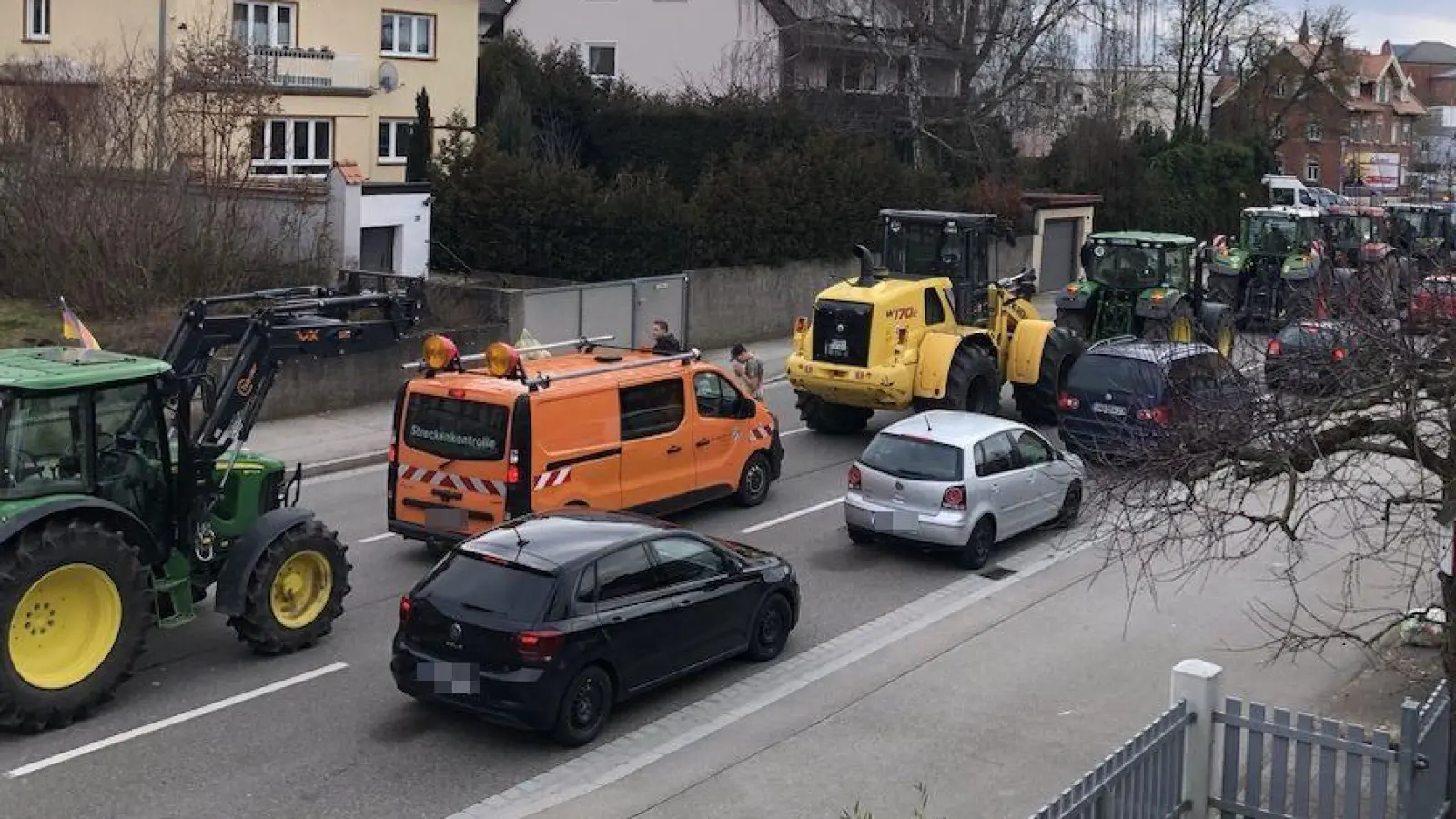 In der Würzburger Landstraße in Ansbach reagierten einige Autofahrer so entnervt, dass sie auf den breiten Rad- und Gehweg neben der Straße auswichen. (Foto: Lara Hausleitner)