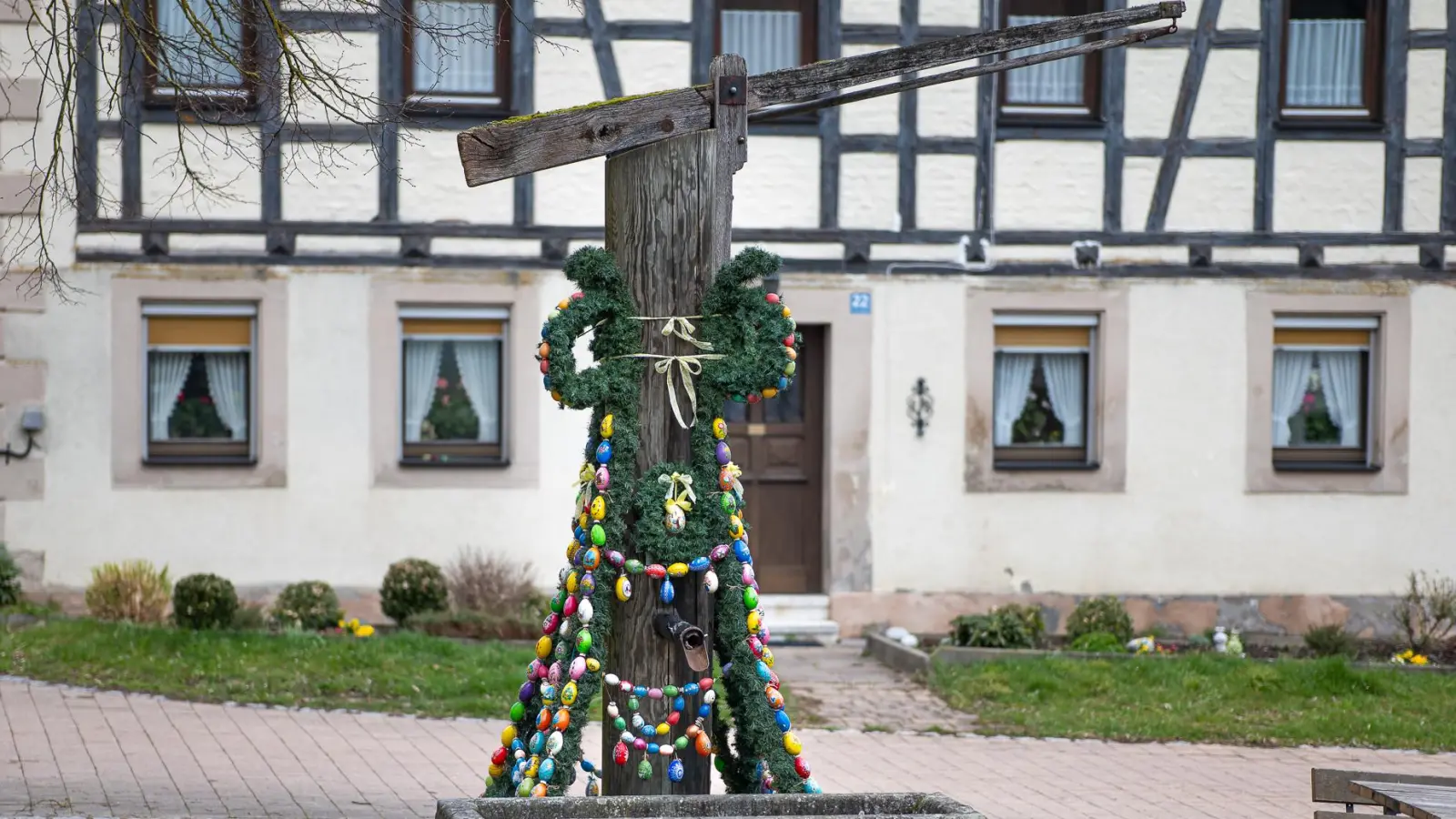 Auch in Brunn bei Emskirchen wurde zur Osterzeit der Brunnen festlich geschmückt. (Foto: Mirko Fryska)