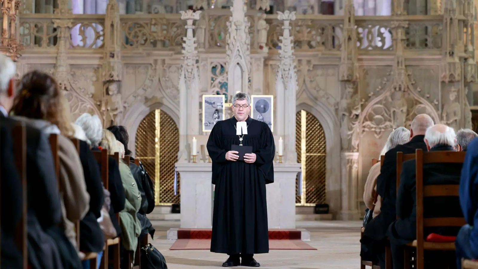 Friedrich Kramer, Landesbischof der Evangelischen Kirche in Mitteldeutschland, predigt beim Eröffnungsgottesdienst der Synode im Magdeburger Dom. (Foto: Peter Gercke/dpa-Zentralbild/dpa)