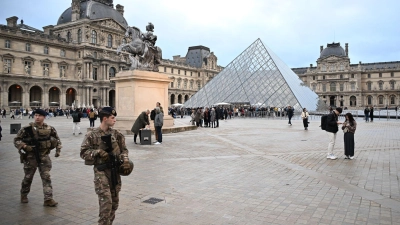 Nach dem Kunstraub im Louvre in Paris dauert die Fahndung nach den Tätern und ihrer Beute an (Archivbild). (Foto: Emma Da Silva/AP/dpa)