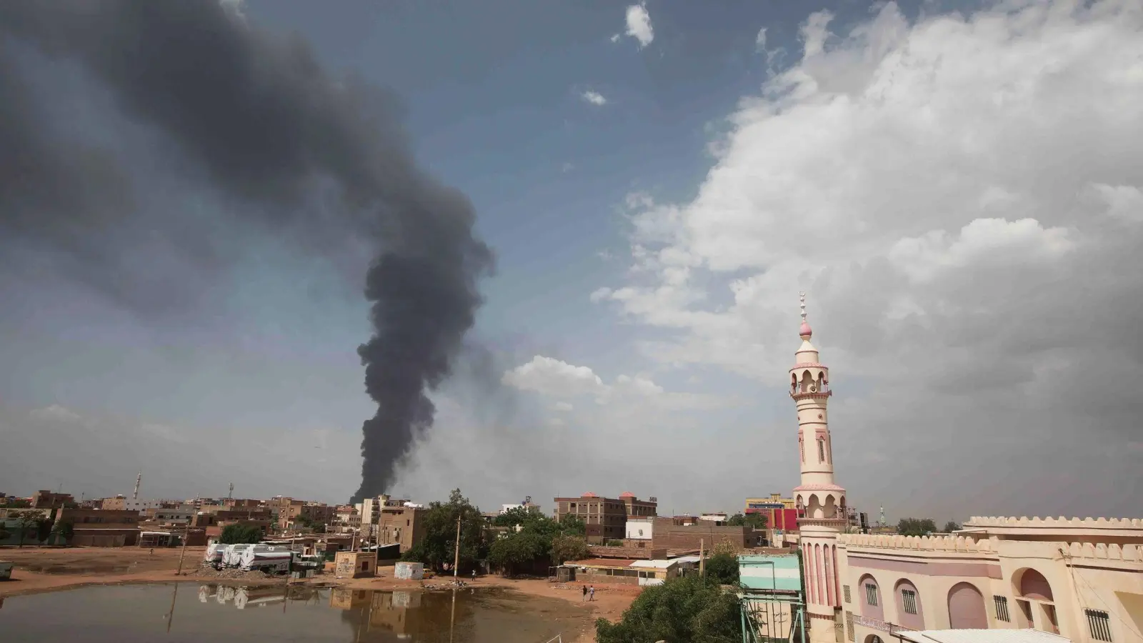 Die Gewalt zwischen der sudanesischen Armee und den paramilitärischen Rapid Support Forces hält seit Mitte April 2023 an, auch in der Stadt Khartum wird gekämpft. (Foto: Uncredited/AP/dpa)